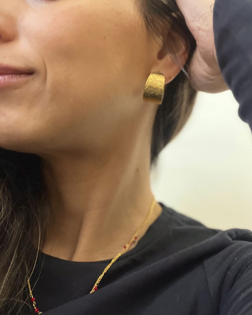 Pendientes aros anchos y líneas rugosas - Imagen 3