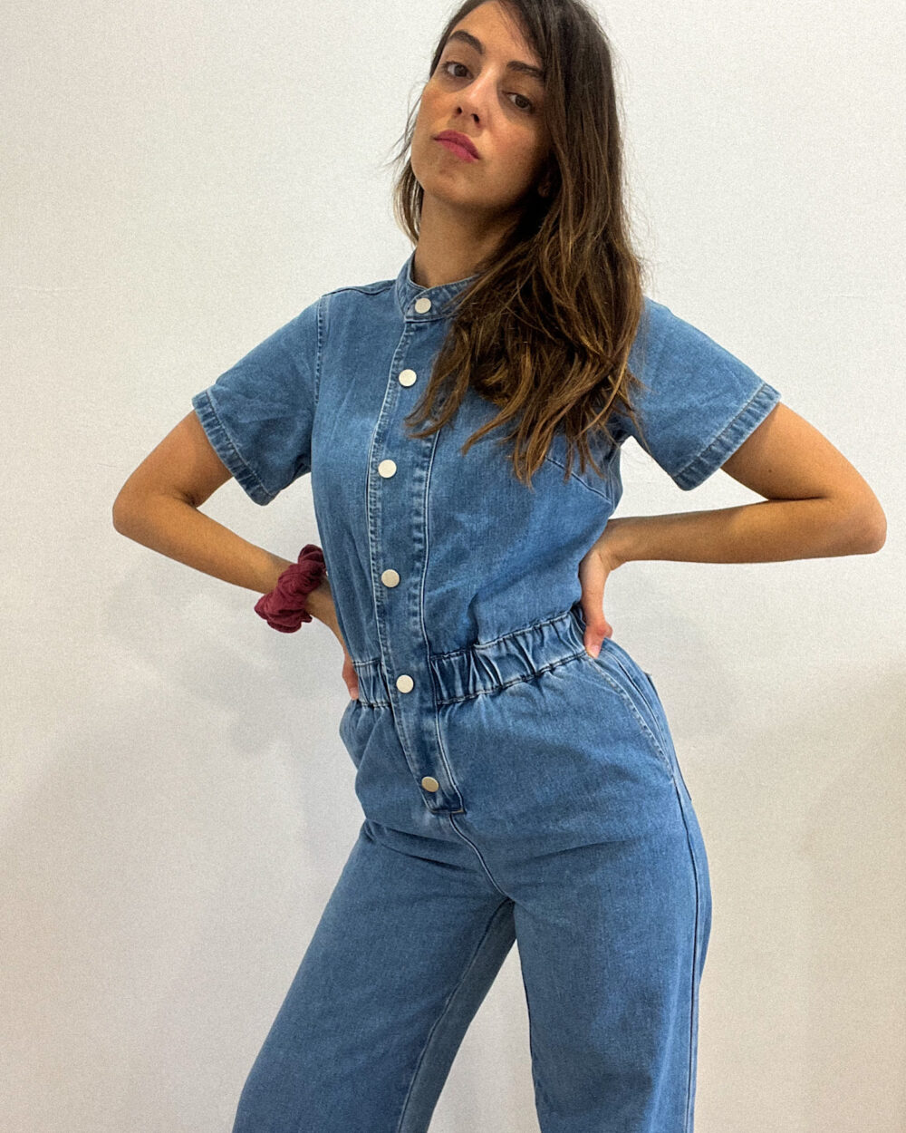 Mono largo denim de manga corta, con cintura elástica y abotonado en la parte delantera.