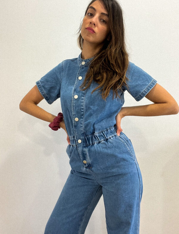 Mono largo denim de manga corta, con cintura elástica y abotonado en la parte delantera.