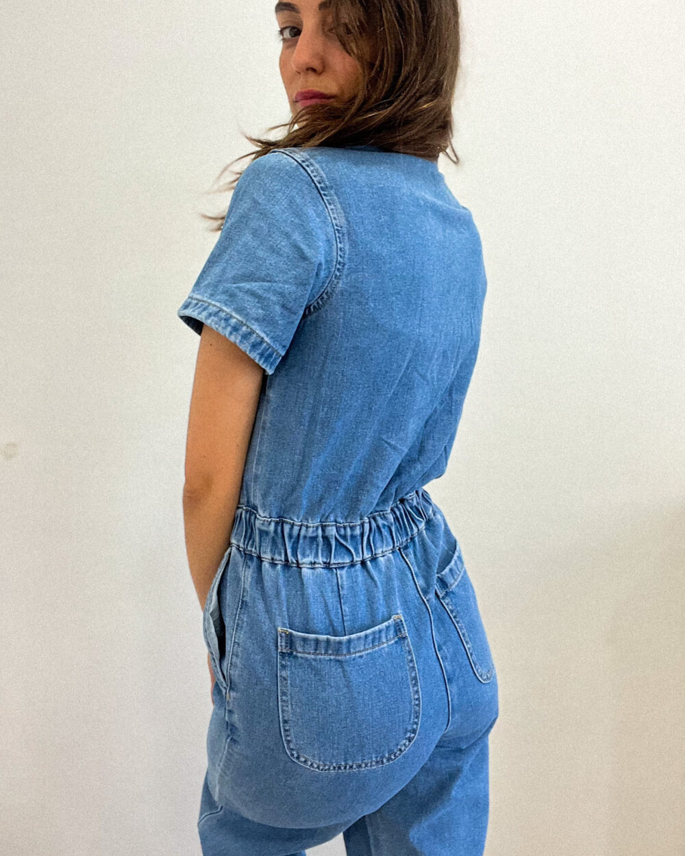 Mono largo denim de manga corta, con cintura elástica y abotonado en la parte delantera.