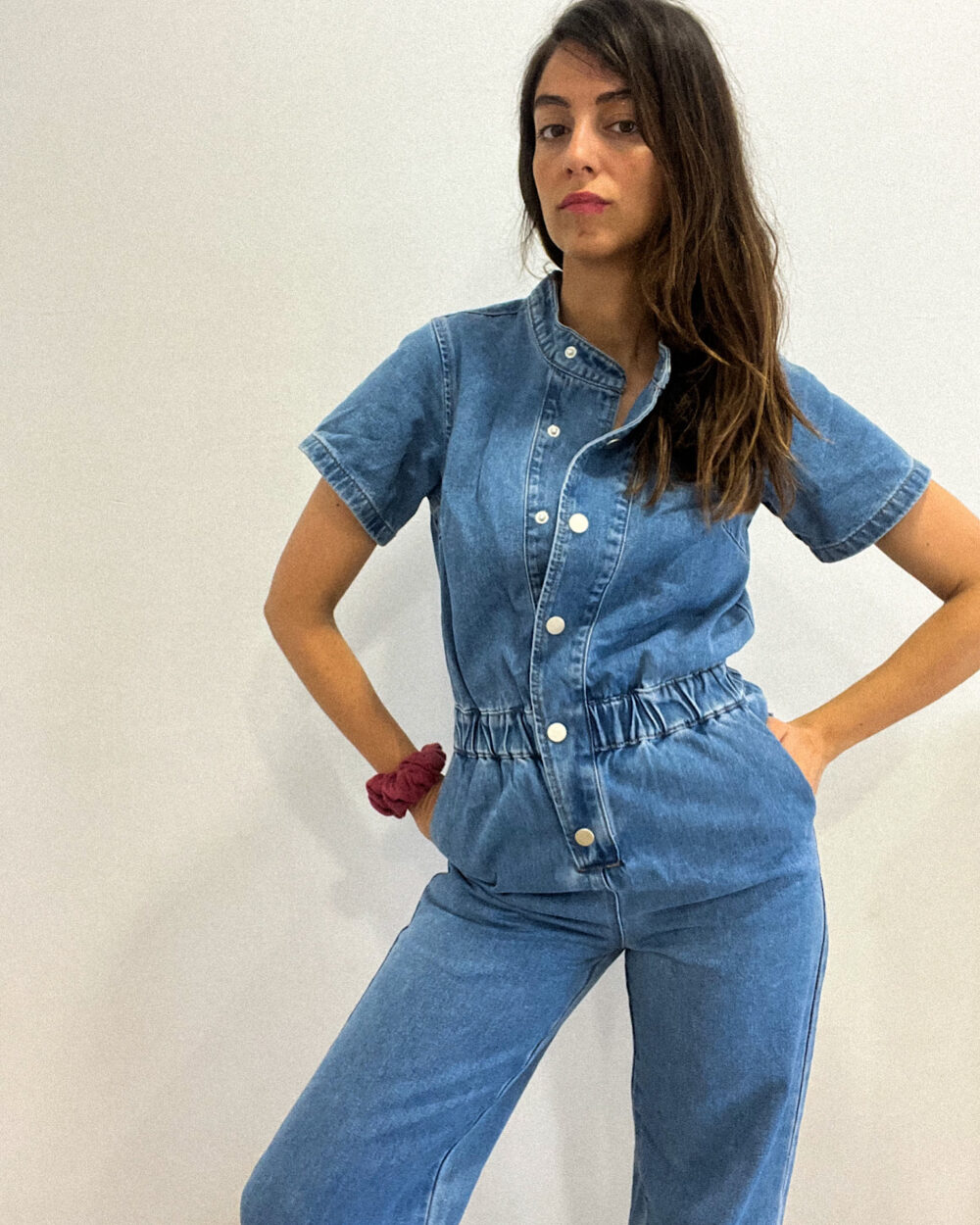 Mono largo denim de manga corta, con cintura elástica y abotonado en la parte delantera.