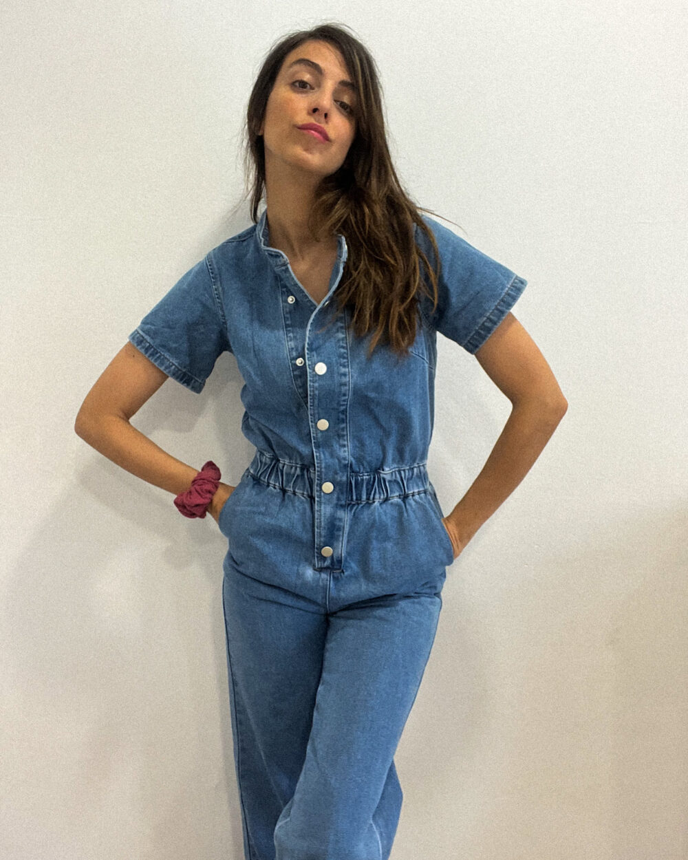 Mono largo denim de manga corta, con cintura elástica y abotonado en la parte delantera.