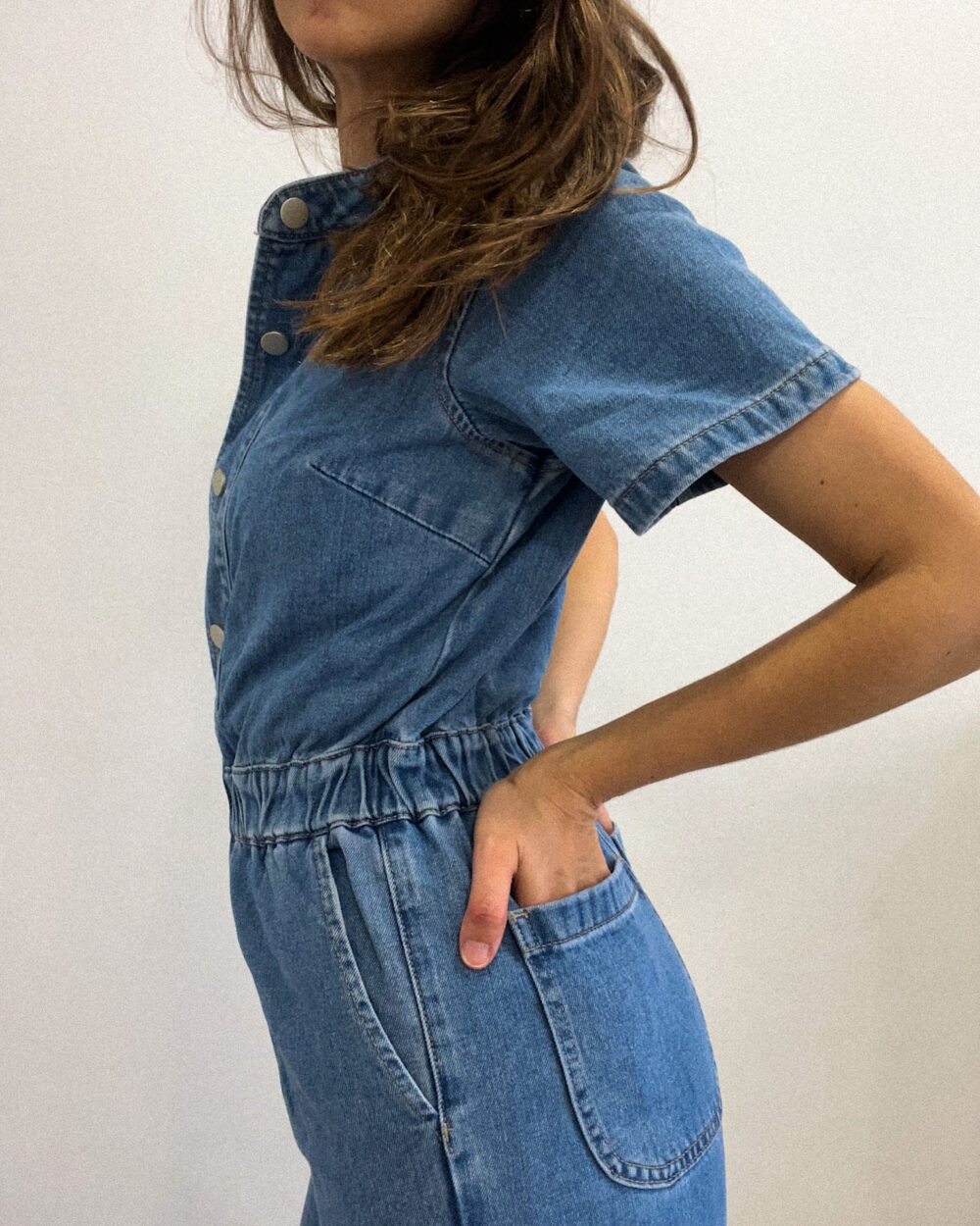 Mono largo denim de manga corta, con cintura elástica y abotonado en la parte delantera.