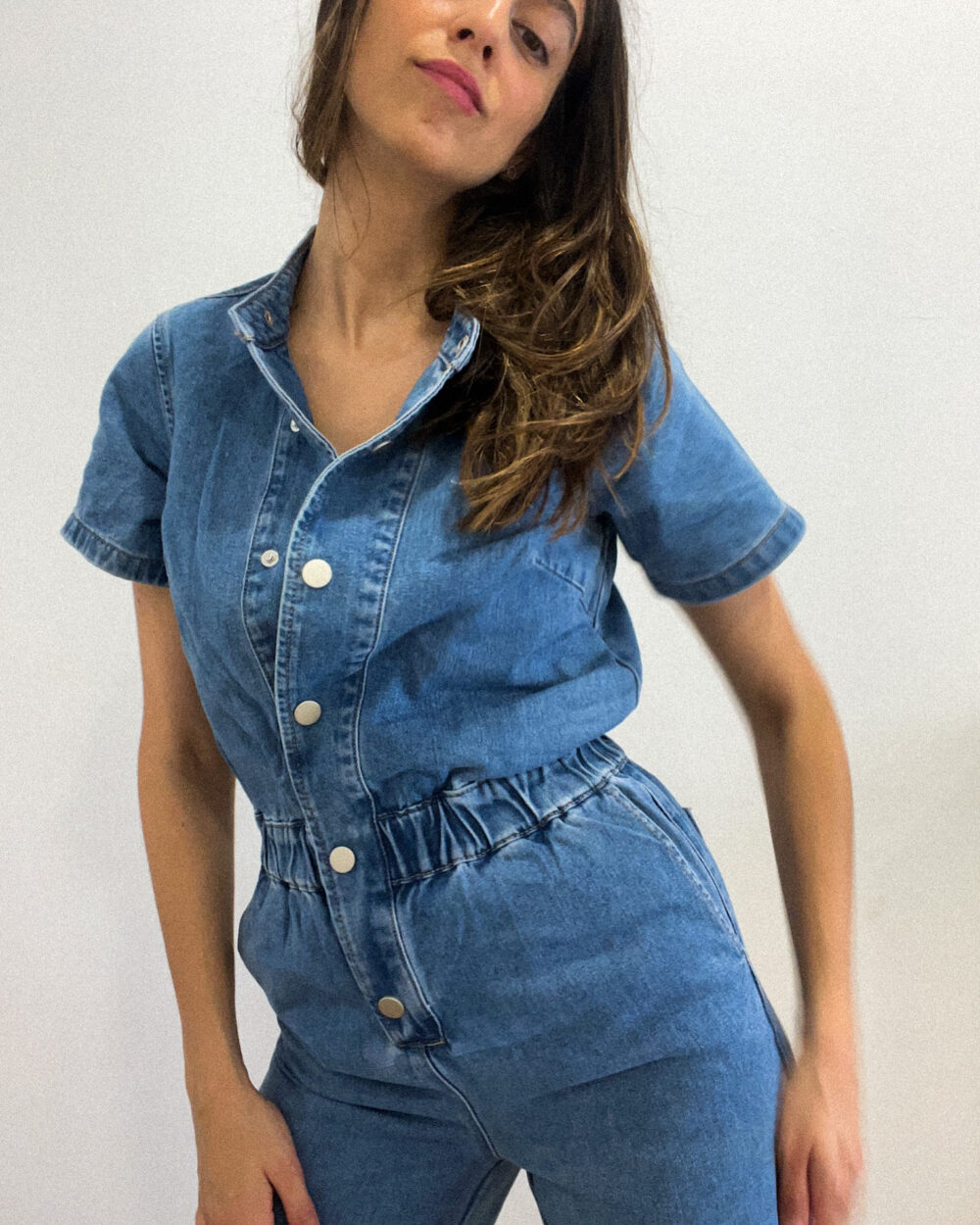 Mono largo denim de manga corta, con cintura elástica y abotonado en la parte delantera.