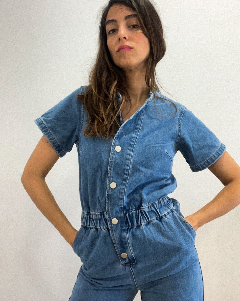 Mono largo denim de manga corta, con cintura elástica y abotonado en la parte delantera.