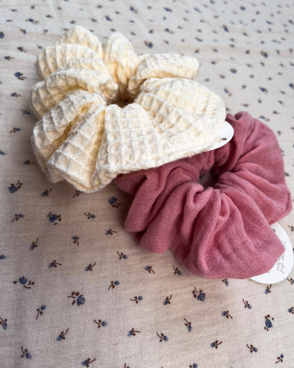 Coletero ancho de muselina, color rosa. Coleteros suaves, elásticos y mantienen el pelo en su lugar. Hechos a mano con algodón 100% de alta calidad. Los coleteros miden aproximadamente 5,5 cm de ancho.